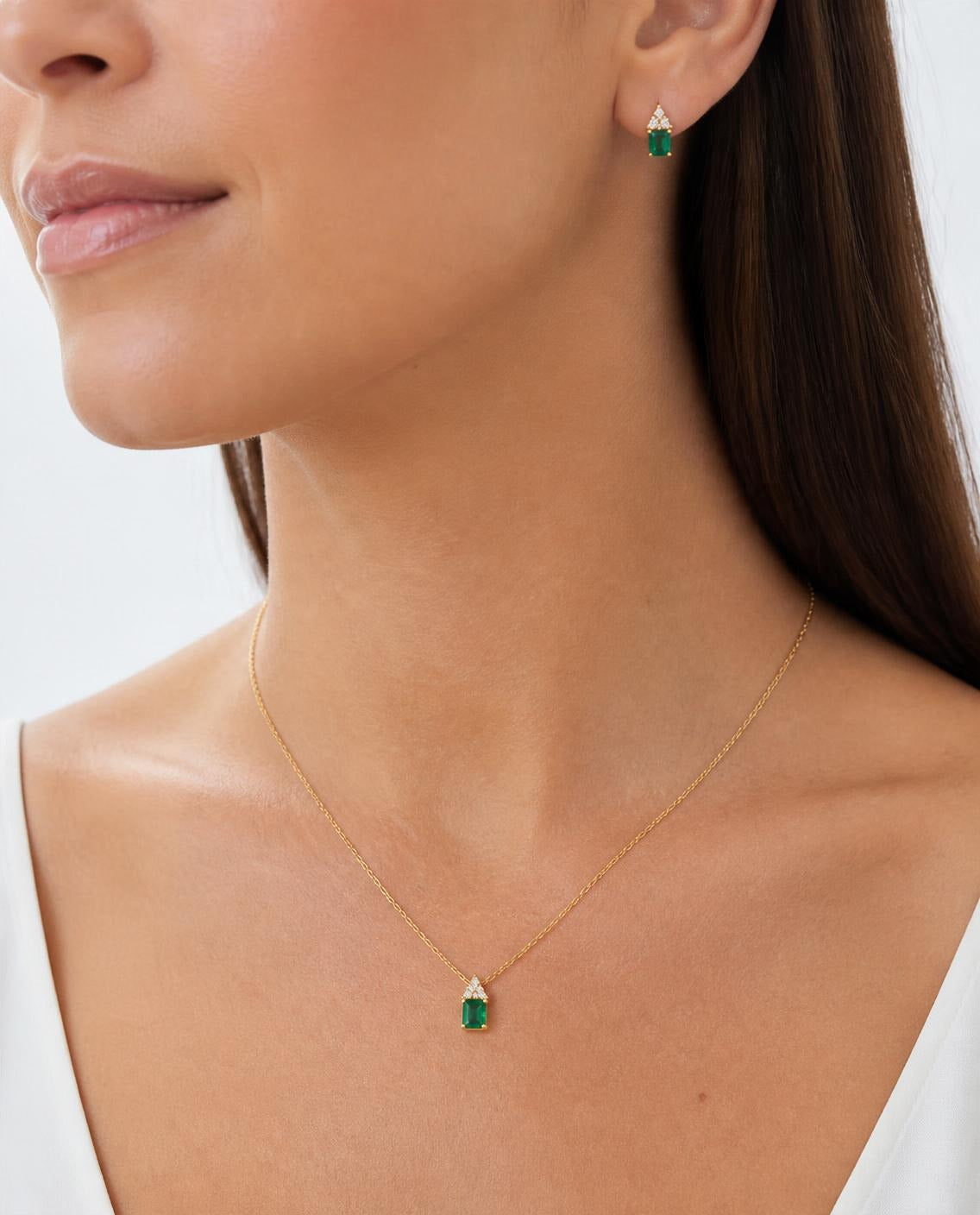 Set Esmeralda collar y aretes dorados con piedra verde esmeralda, Amyra Bloom Jewelry
